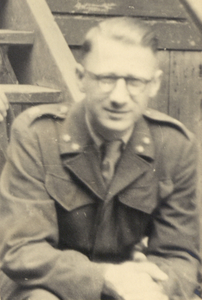 605778 Portret van dr. R.E. Jansen (1913-1992), tandarts bij het Centraal Militair Hospitaal (Springweg 21) te Utrecht.